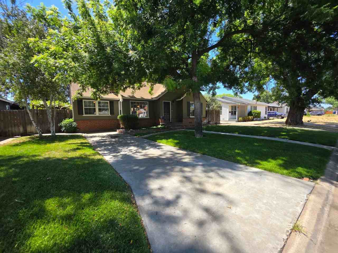 221 Oakshire Ave - Photo 2 of 32