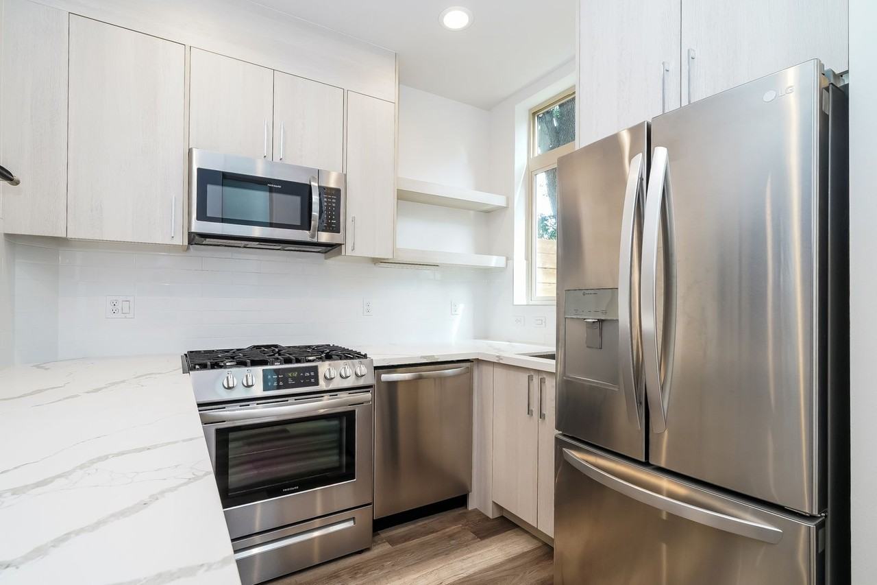 5616C California Ave Sw - Photo 2 of 34