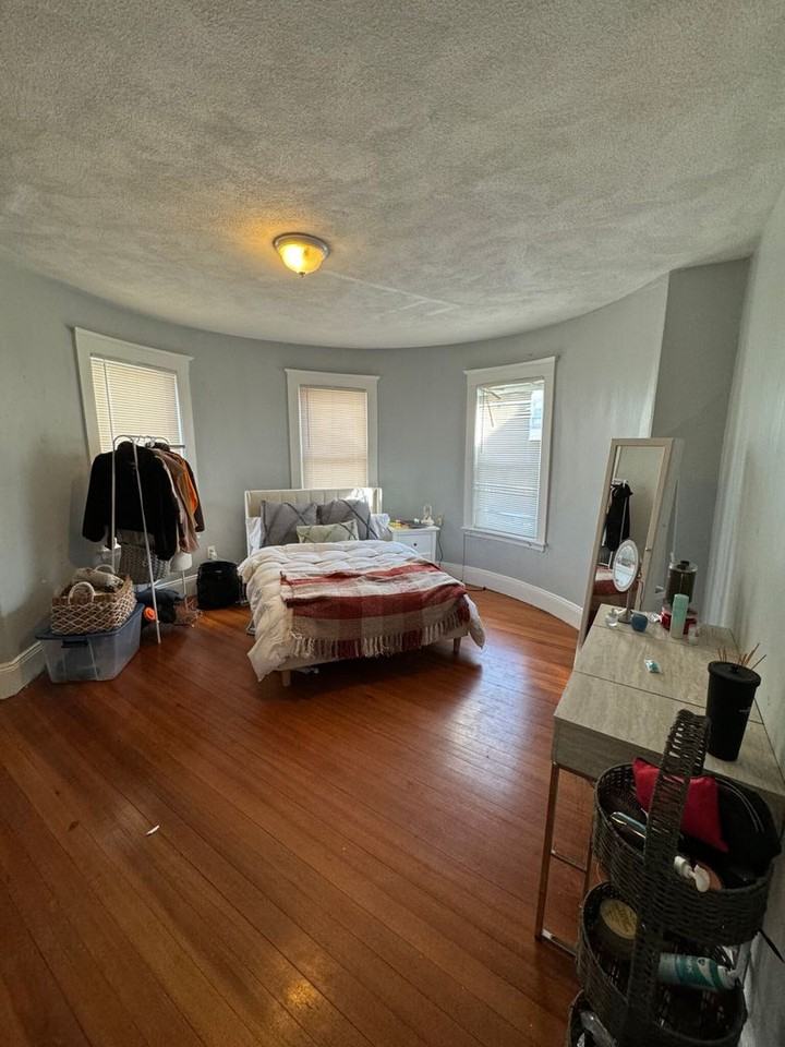 77 Foster St - Photo 4 of 15
