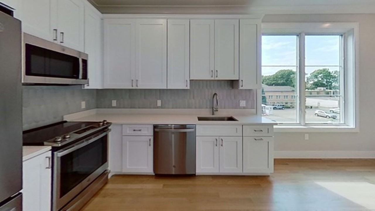 106 Warren St - Photo 5 of 7