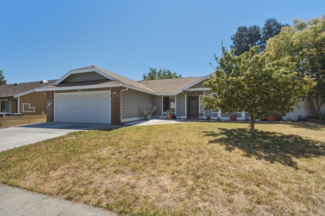 8034 Fairlands Way - Photo 2 of 27