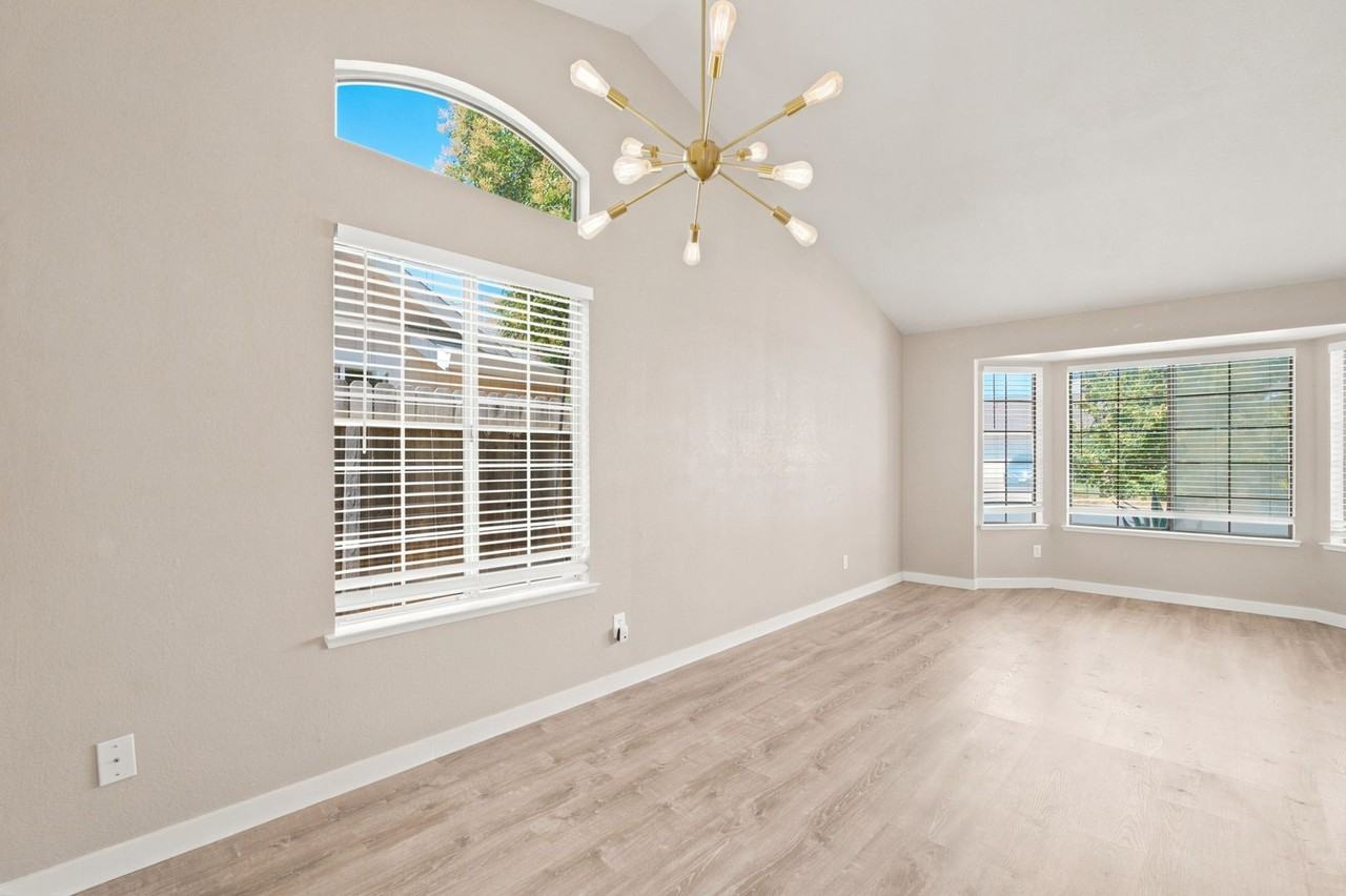 8034 Fairlands Way - Photo 5 of 27