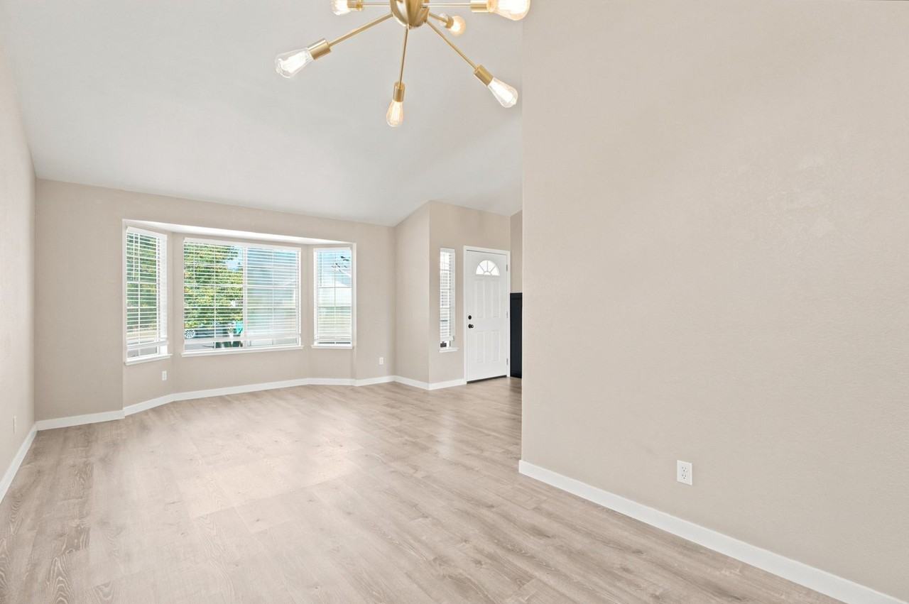 8034 Fairlands Way - Photo 6 of 27
