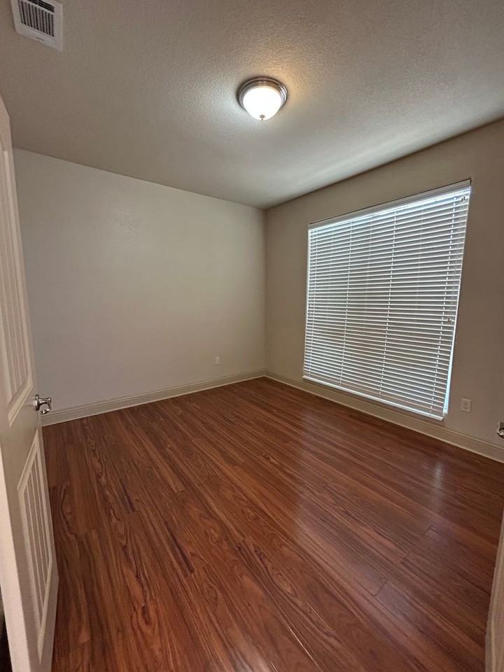 3900 Roma St - Photo 2 of 22