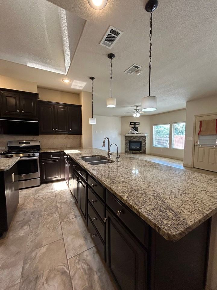 3900 Roma St - Photo 5 of 22