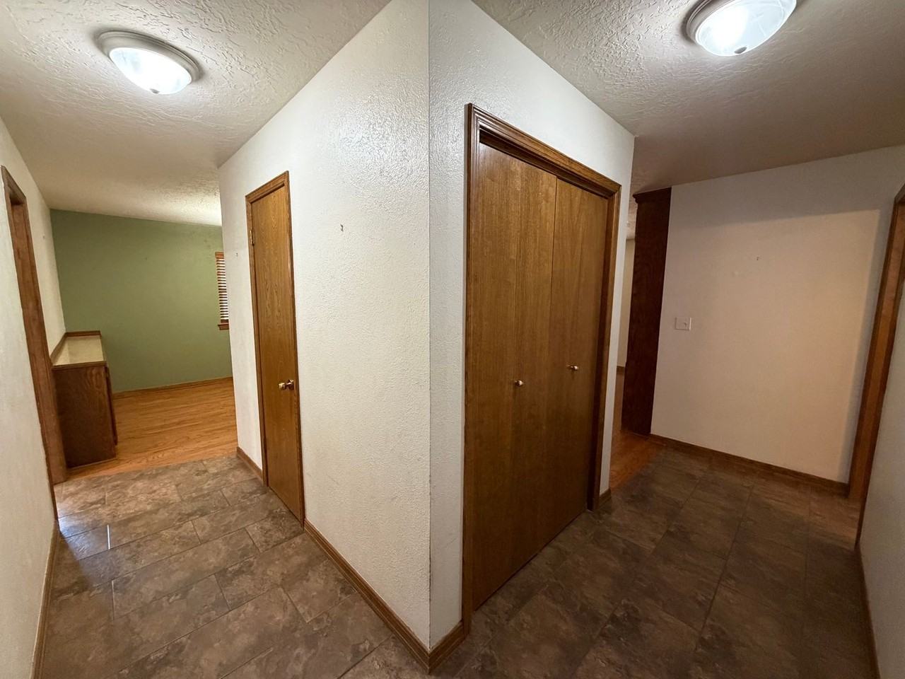 2517 Chateau Dr - Photo 3 of 34