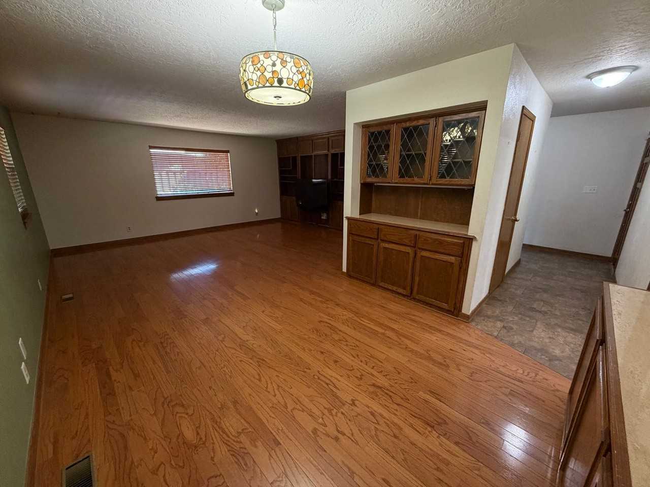 2517 Chateau Dr - Photo 4 of 34