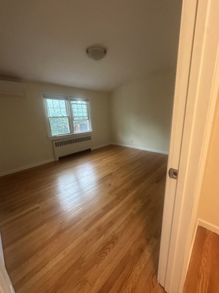 75 Lortel Ave - Photo 3 of 8