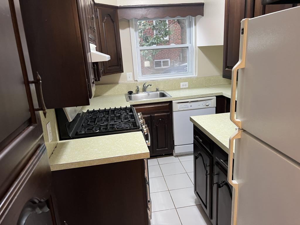 933 N Cleveland St - Photo 5 of 17