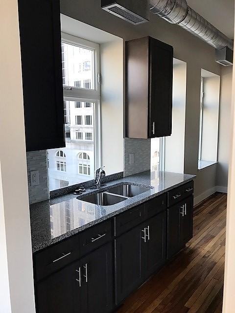 127 N Greene St Apt 401 - Photo 2 of 9