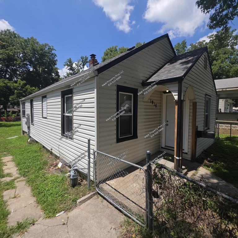 1918 S Willow Ave - Photo 3 of 26