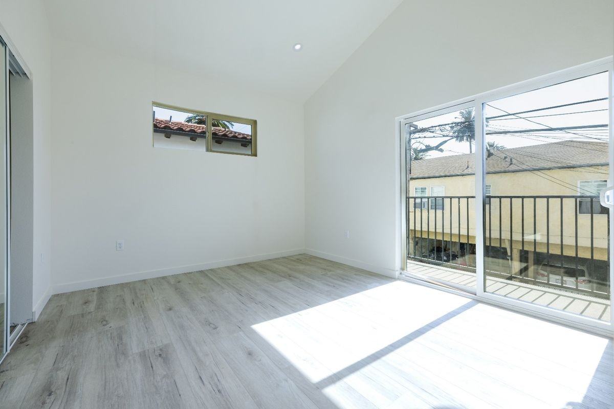 1130 W 39th St - Photo 3 of 11