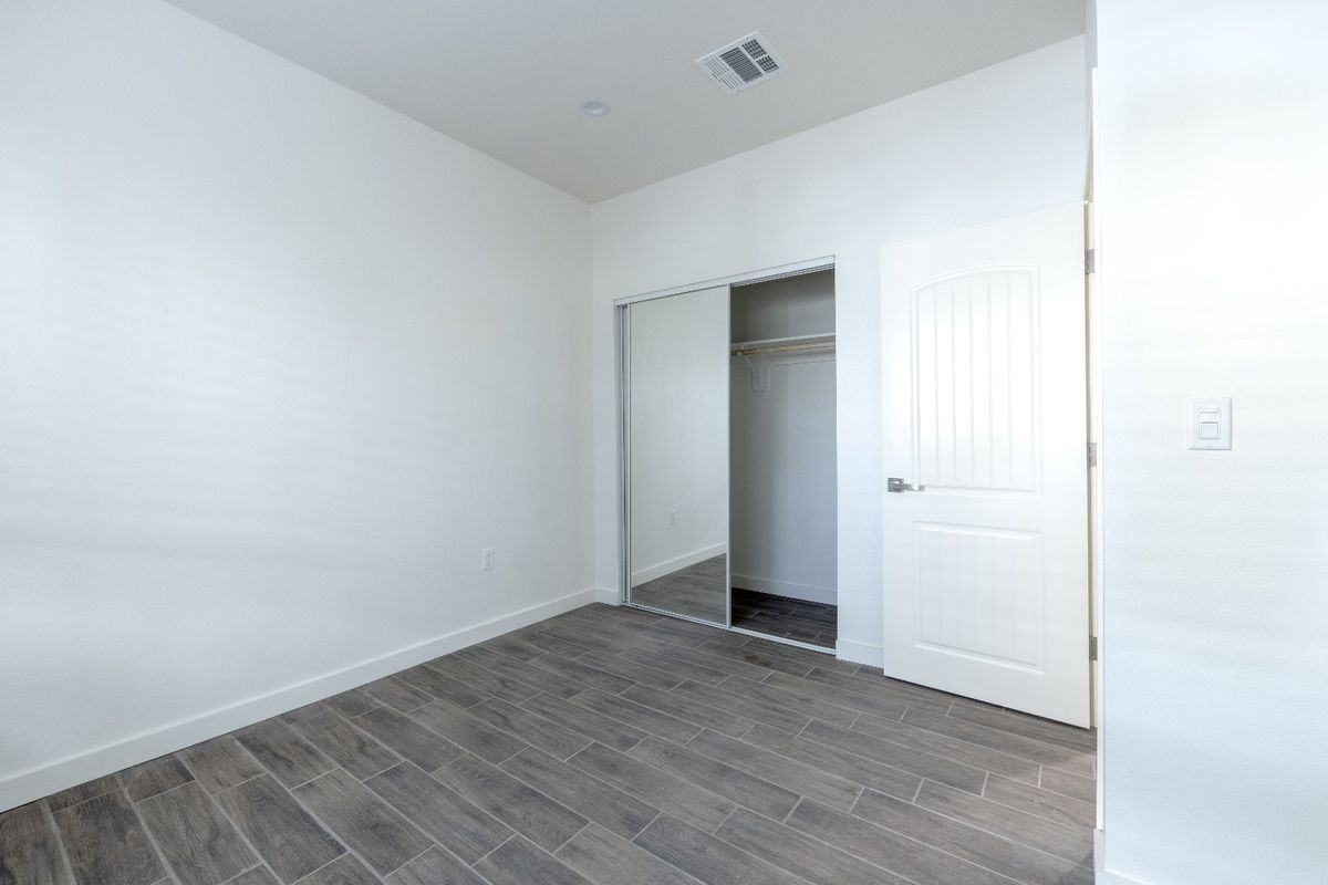 1130 W 39th St - Photo 7 of 11