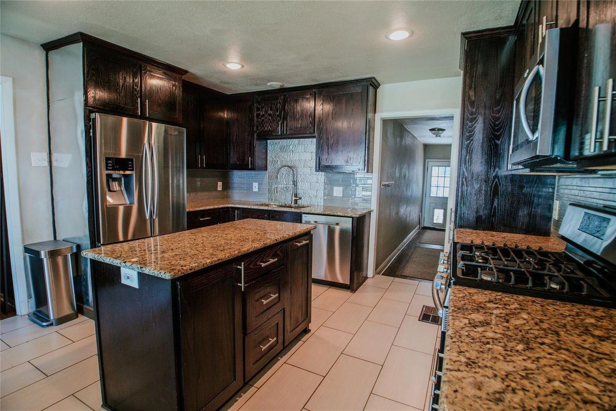 1217 Danville Dr - Photo 2 of 31