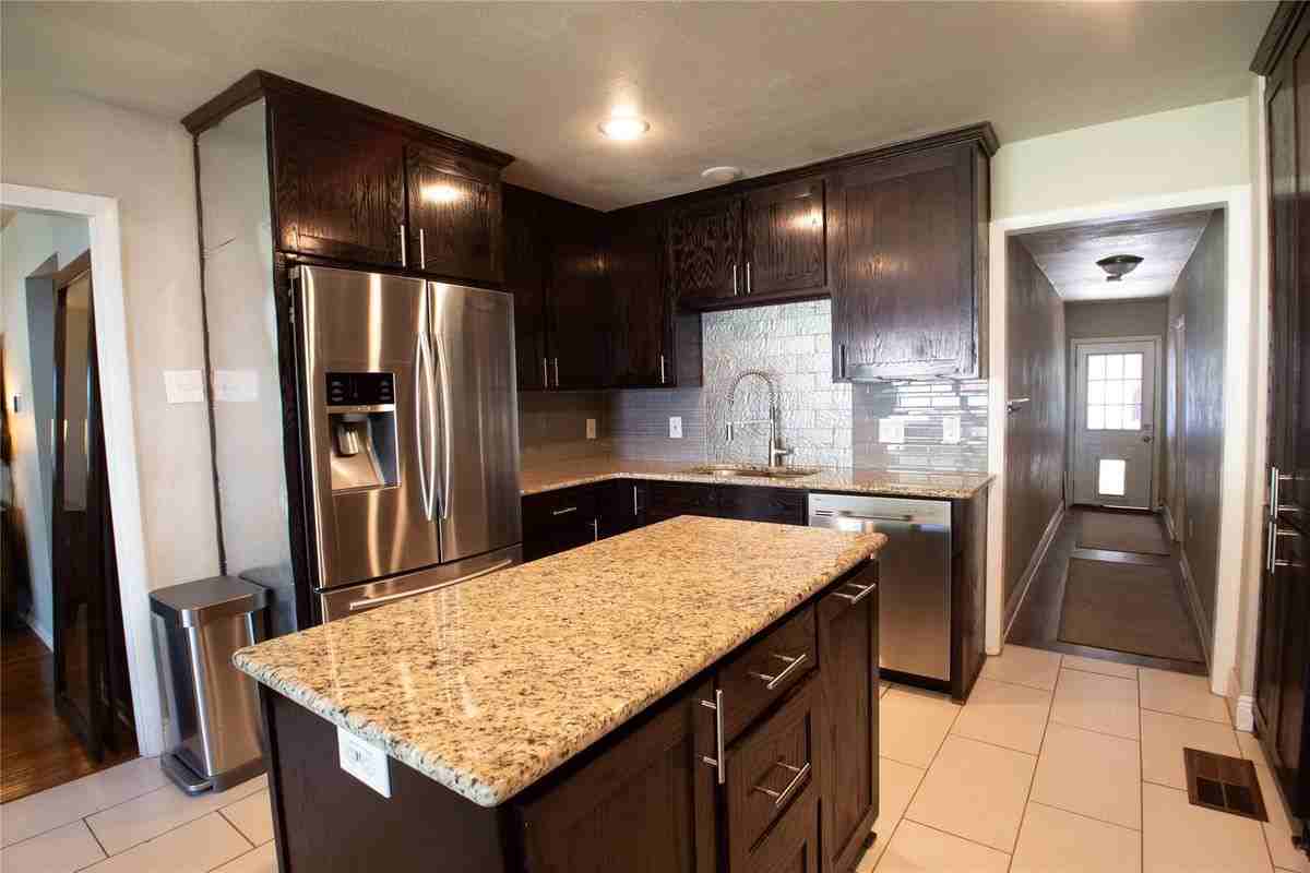 1217 Danville Dr - Photo 3 of 31