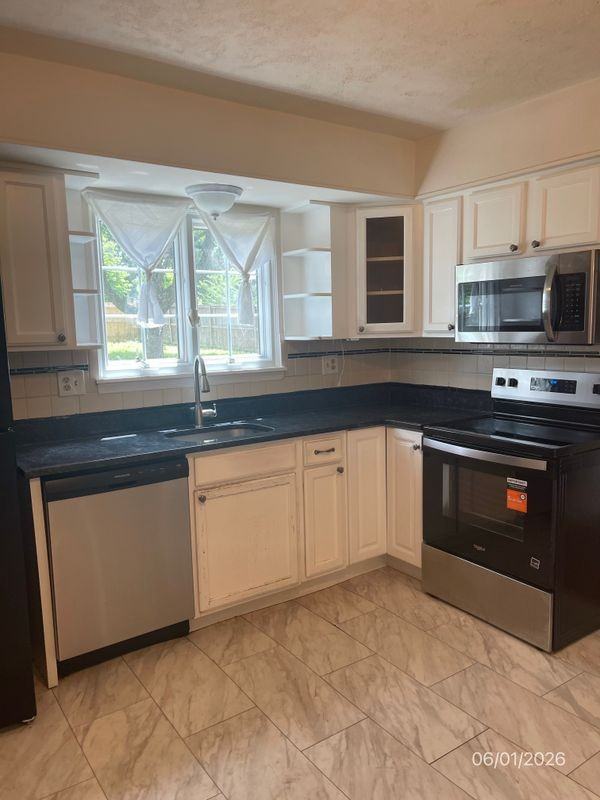 916 Pointer Ridge Dr - Photo 3 of 4