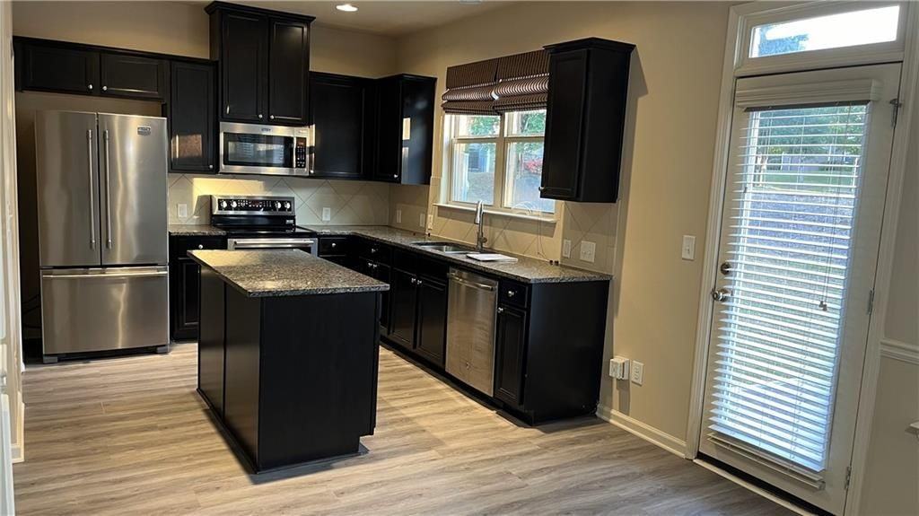 3689 Brockenhurst Dr - Photo 4 of 11