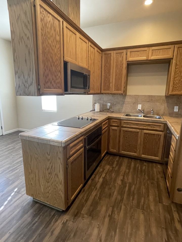 819 Lake Ave - Photo 2 of 5