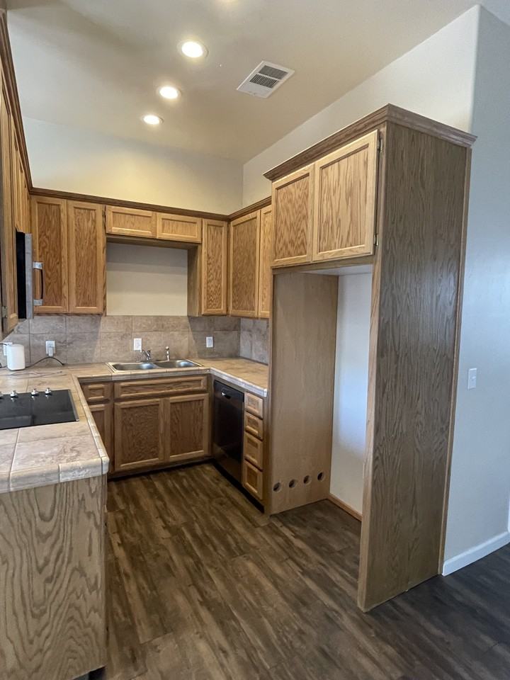 819 Lake Ave - Photo 3 of 5