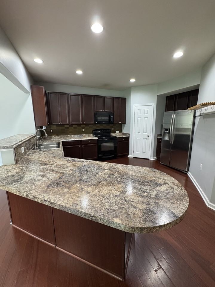 624 Leonard Ln - Photo 5 of 34