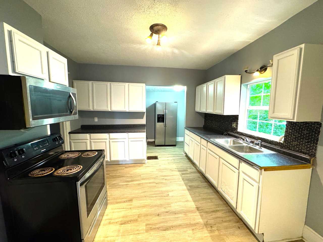 2028 N Dexter St - Photo 4 of 13