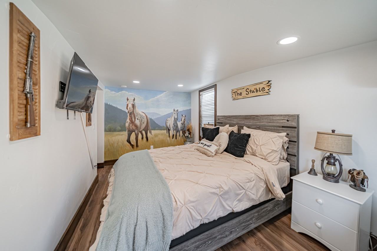 454 Iona St - Photo 2 of 8