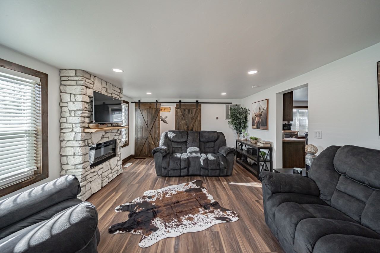 454 Iona St - Photo 5 of 8