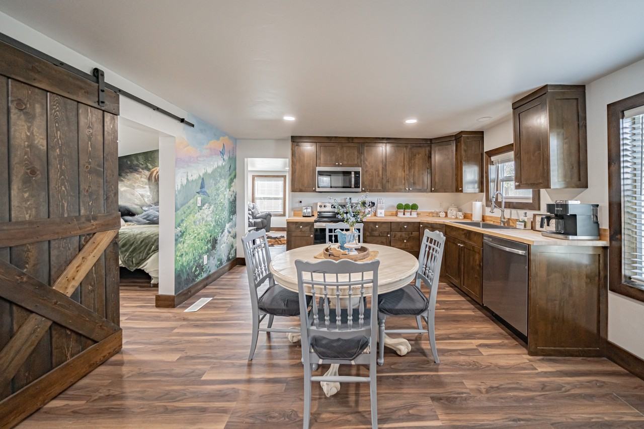 454 Iona St - Photo 6 of 8