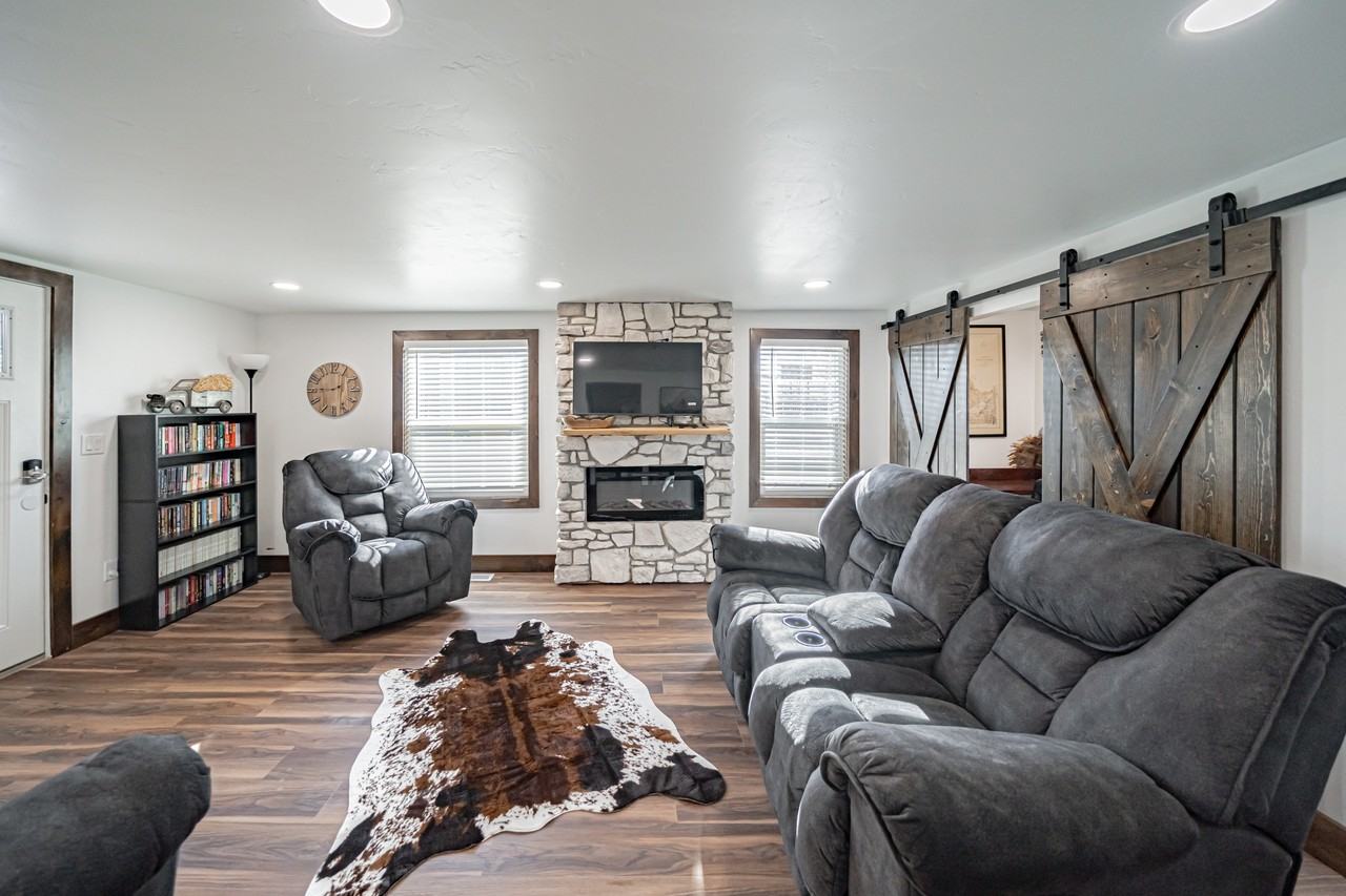 454 Iona St - Photo 7 of 8
