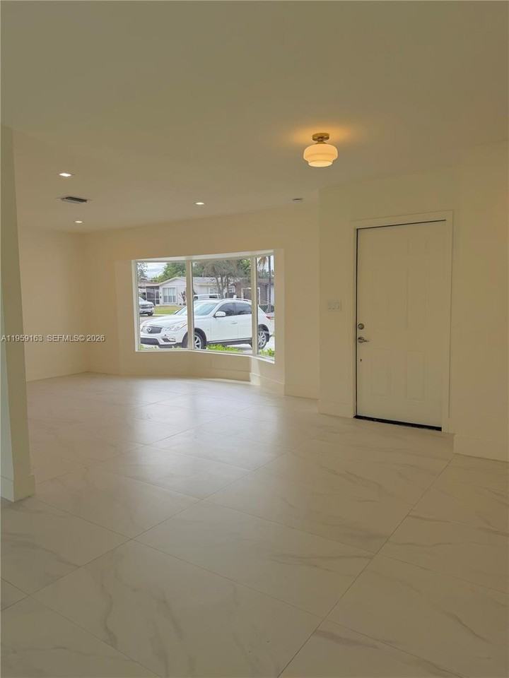 19221 Sw 92nd Rd - Photo 2 of 14