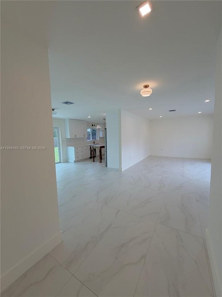 19221 Sw 92nd Rd - Photo 3 of 14