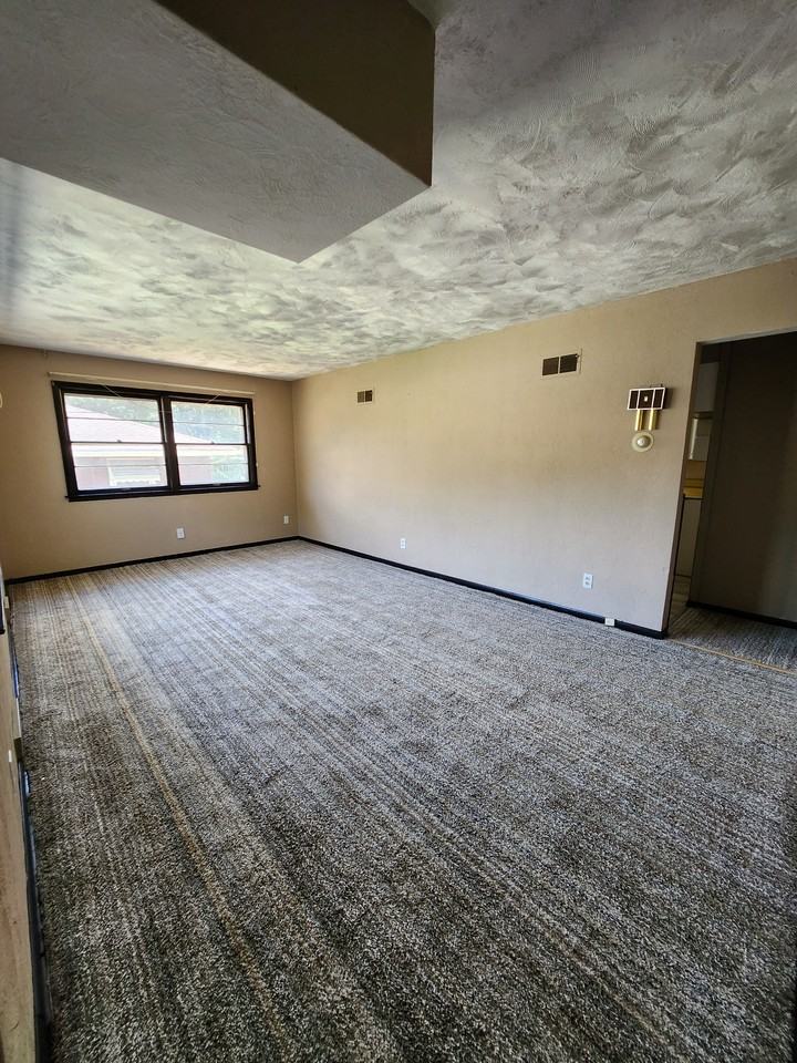 2116 W Kettelle St - Photo 4 of 32