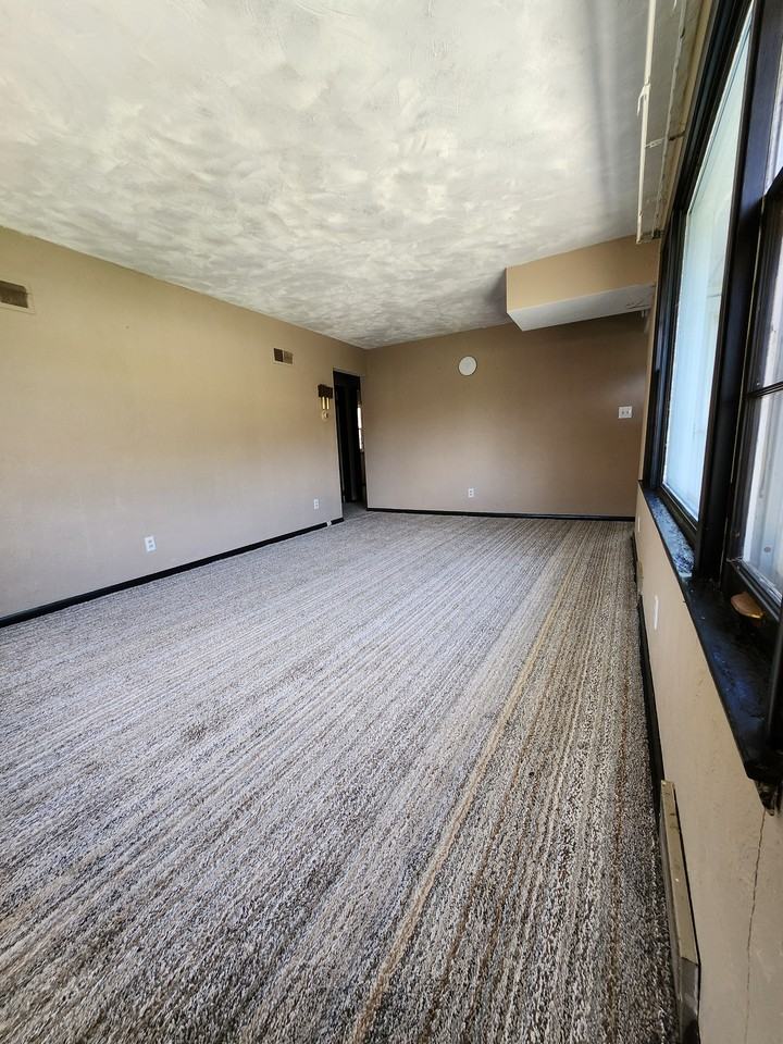 2116 W Kettelle St - Photo 5 of 32