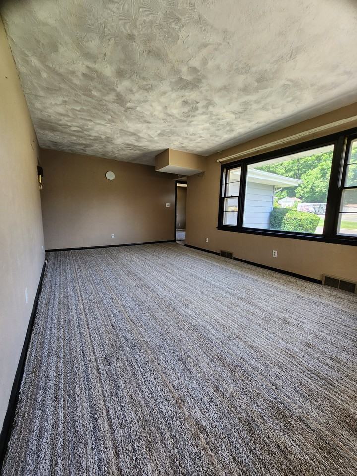 2116 W Kettelle St - Photo 6 of 32