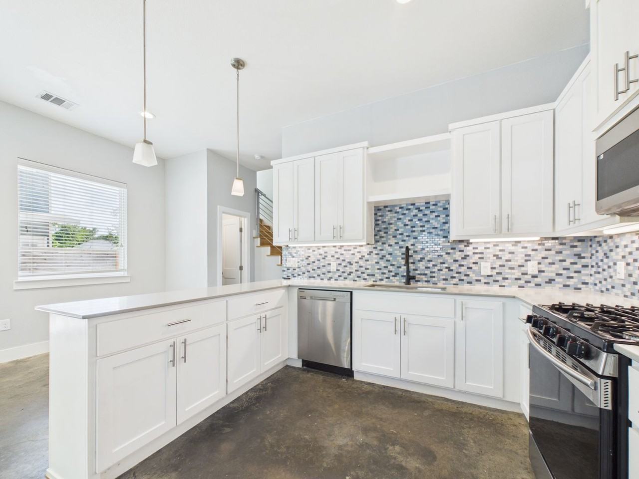 6204 Langham St - Photo 6 of 48
