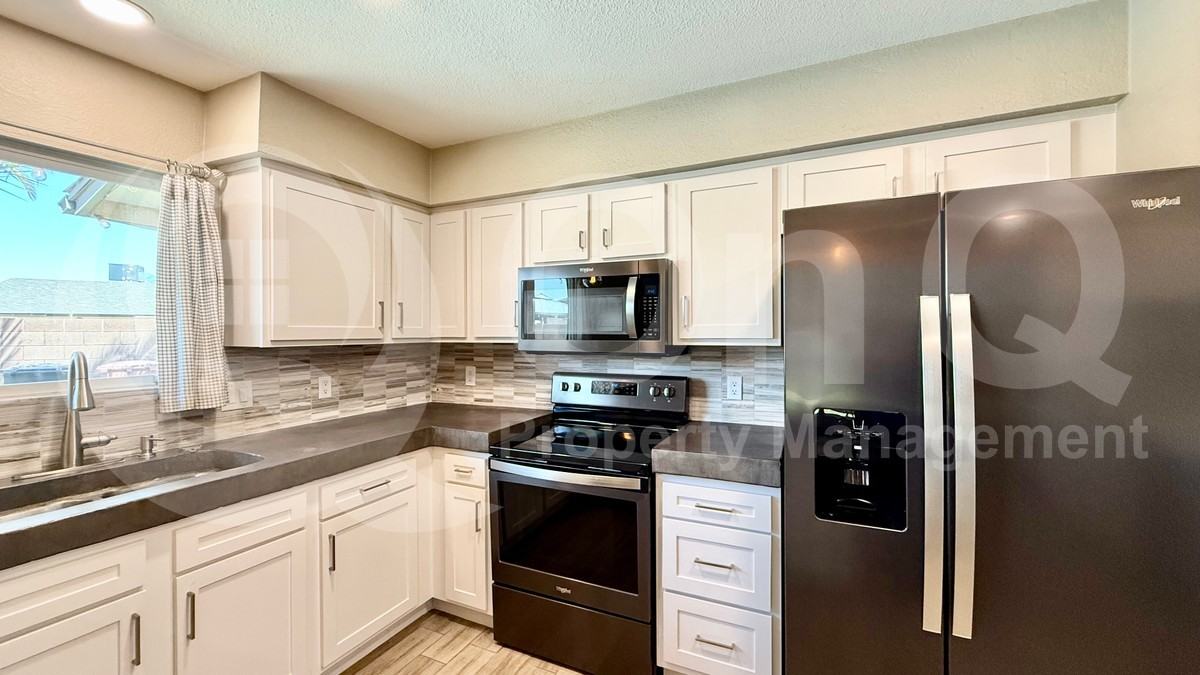 827 N 86th Way - Photo 4 of 35