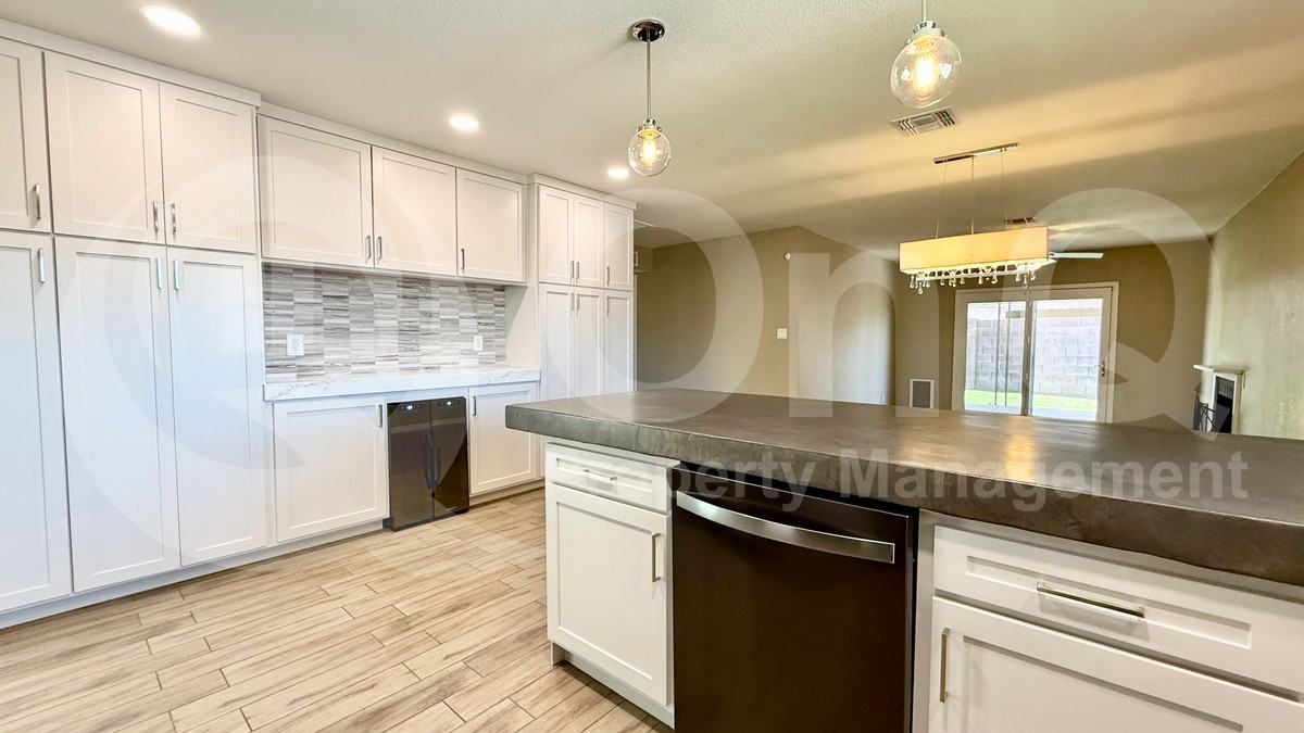 827 N 86th Way - Photo 6 of 35