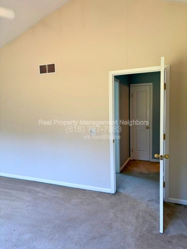 1636 Northbend Dr Ne - Photo 2 of 38