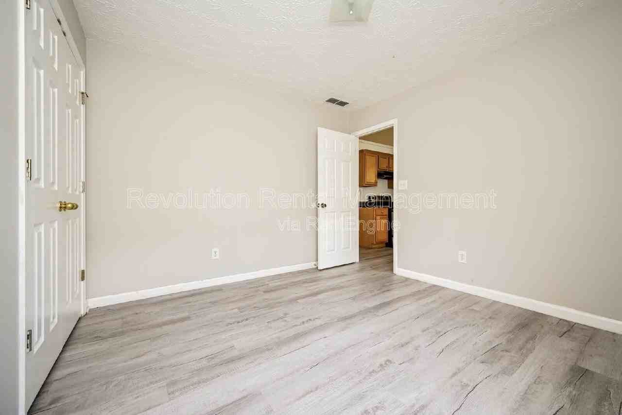 70 Autumn Ct - Photo 3 of 32