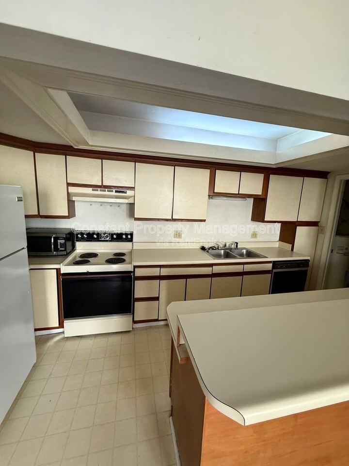 1031 Bond St #3 - Photo 5 of 12