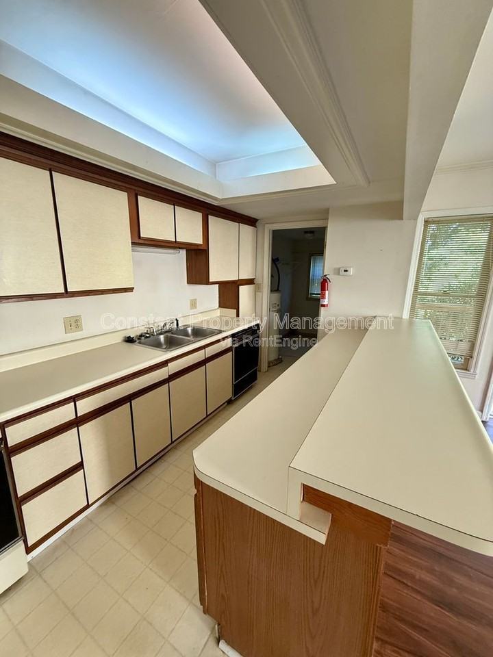1031 Bond St #3 - Photo 6 of 12