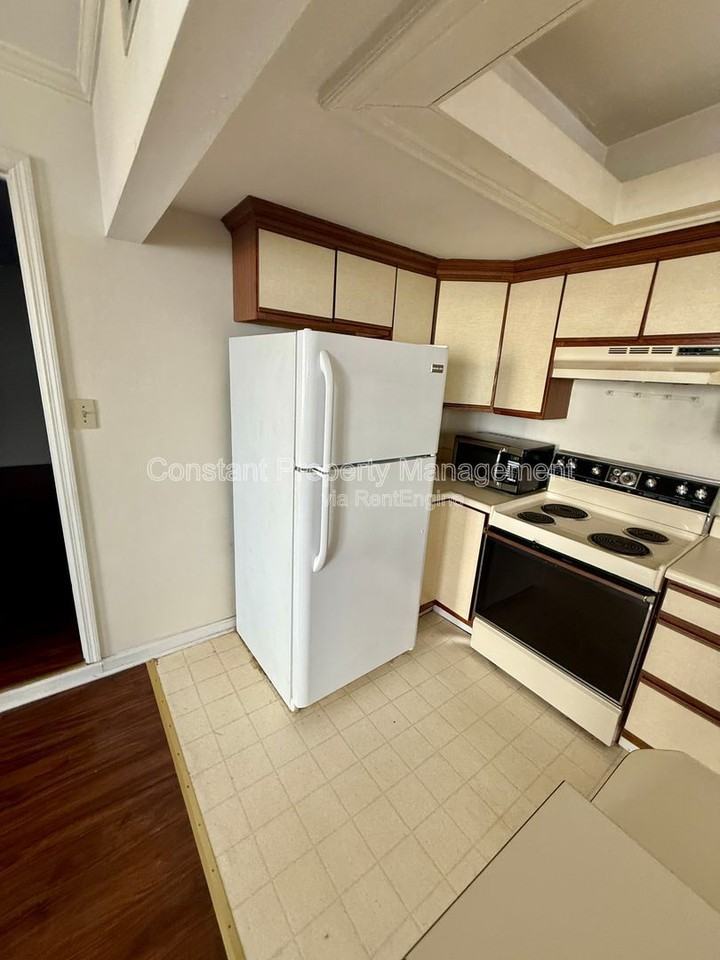 1031 Bond St #3 - Photo 7 of 12