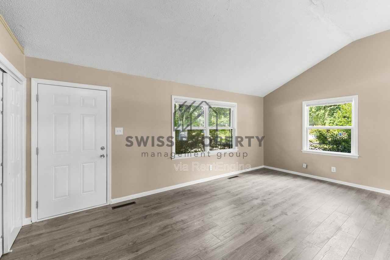 4594 Dundee Ave - Photo 4 of 23