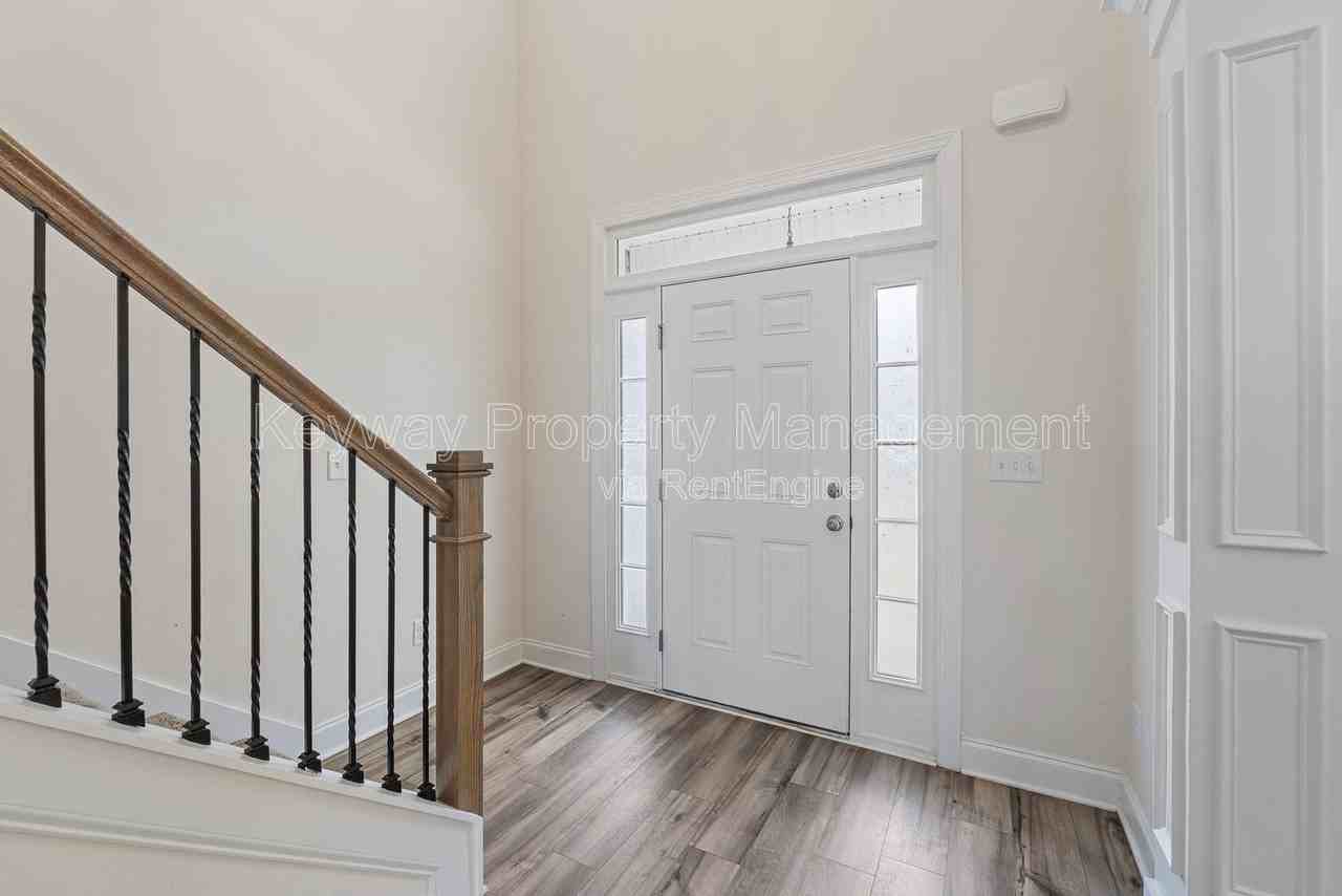 585 Hampton Dr - Photo 4 of 35