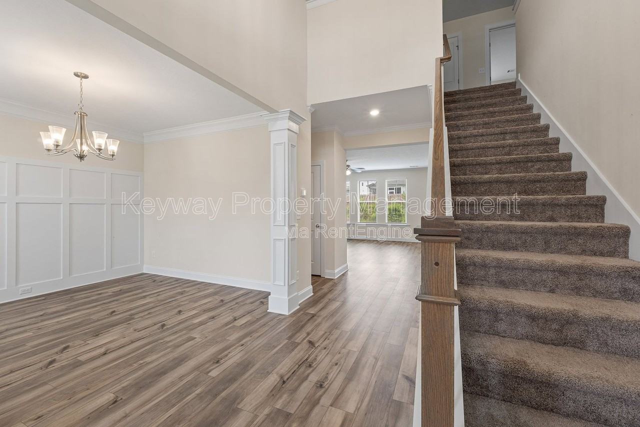 585 Hampton Dr - Photo 5 of 35