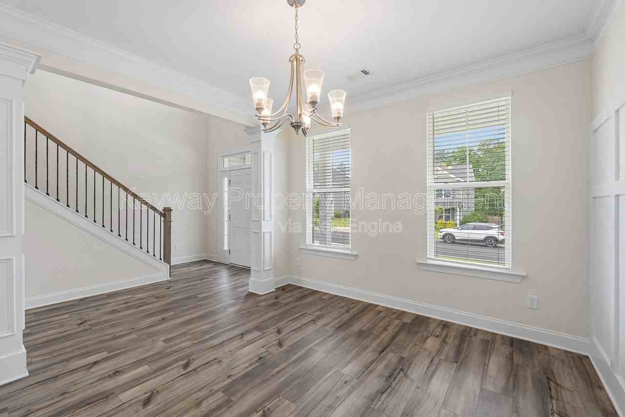 585 Hampton Dr - Photo 6 of 35