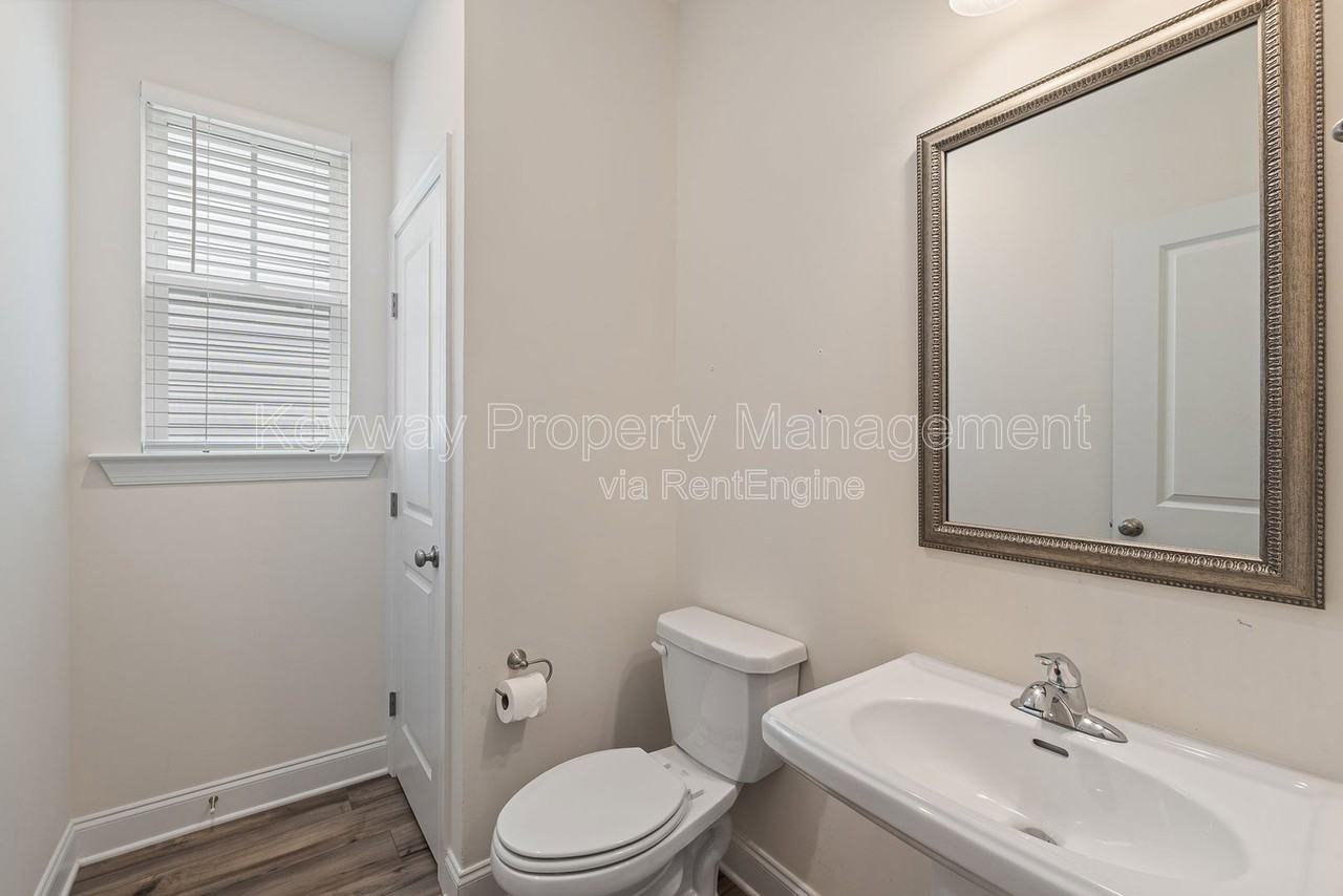 585 Hampton Dr - Photo 7 of 35