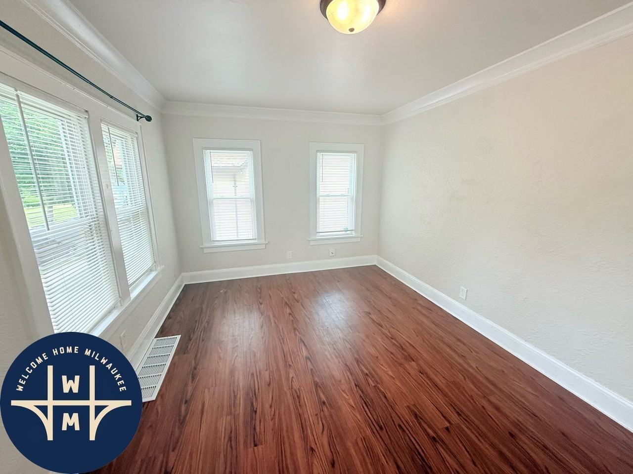 221 W Ring St - Photo 2 of 17