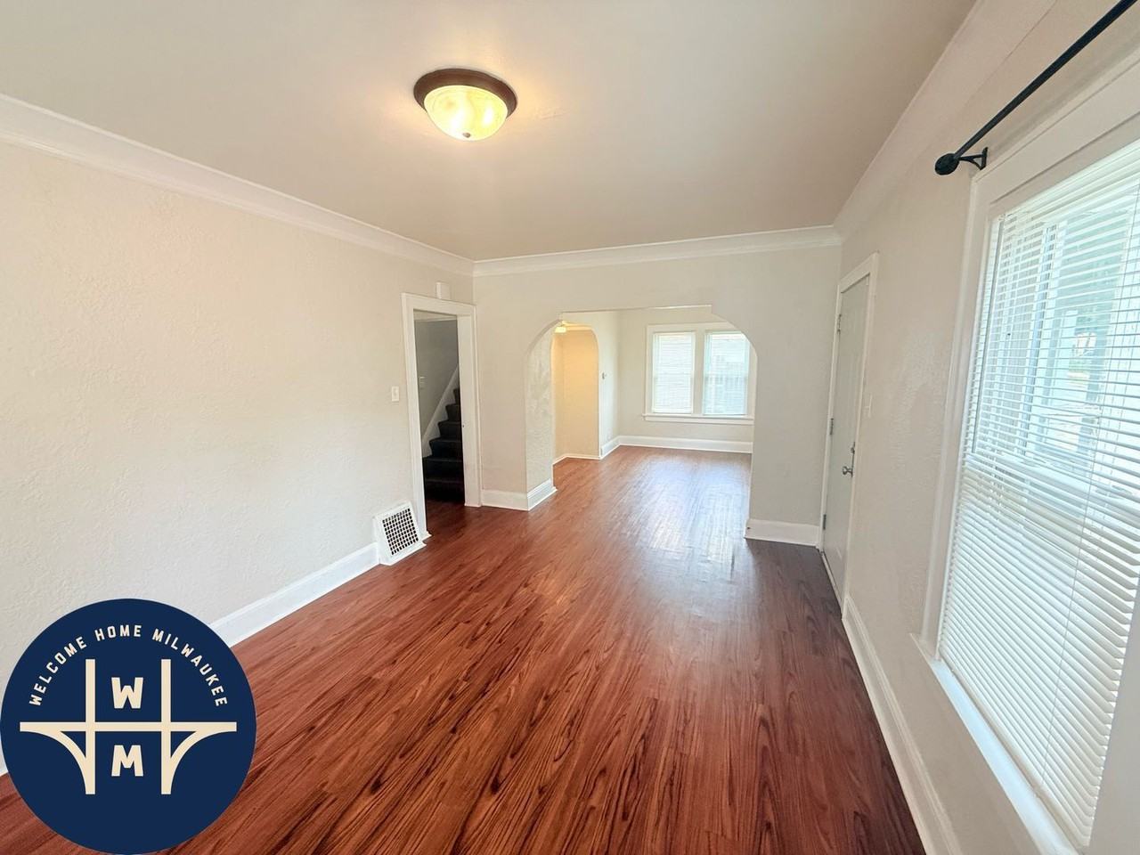 221 W Ring St - Photo 3 of 17