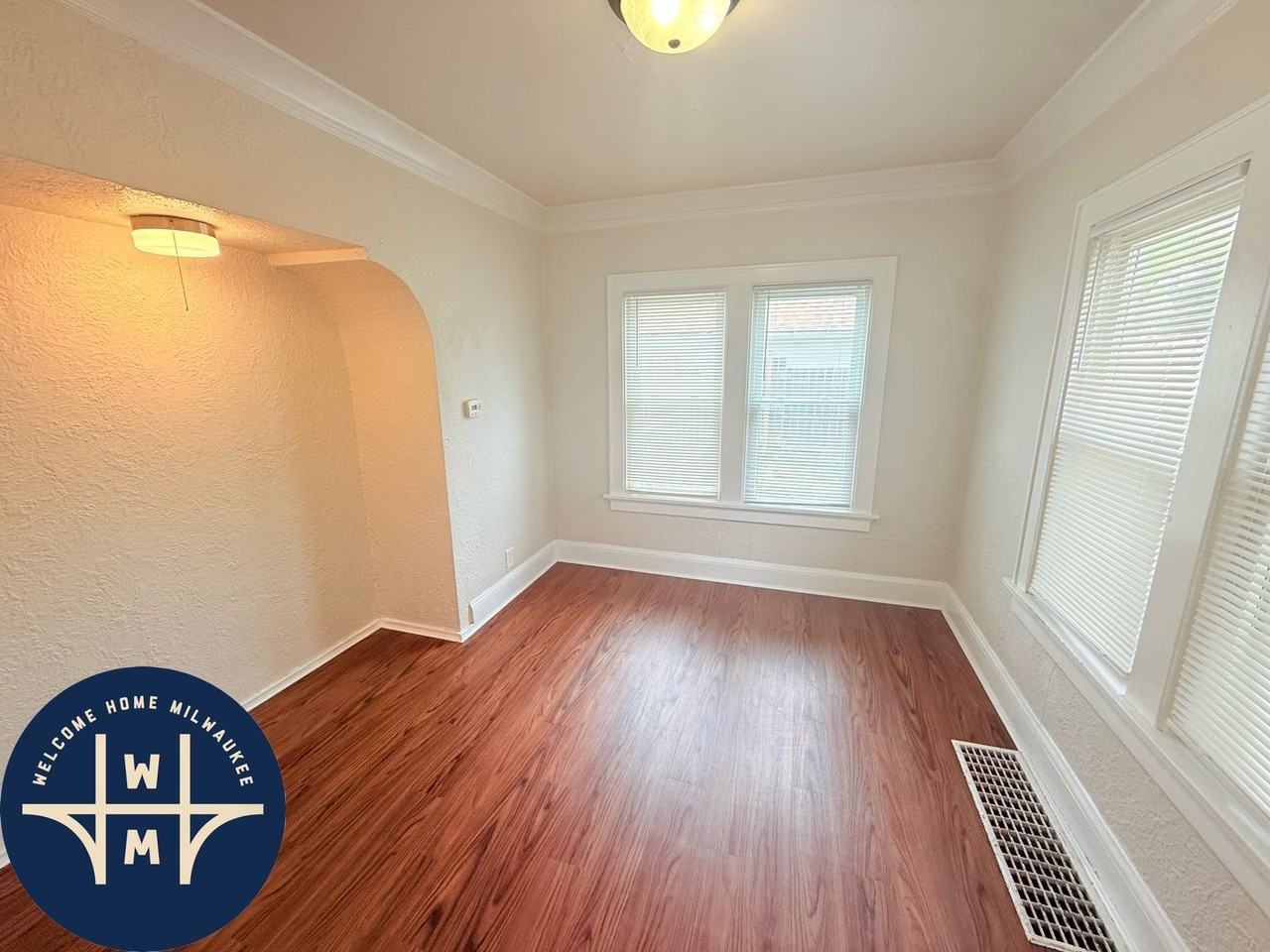 221 W Ring St - Photo 4 of 17